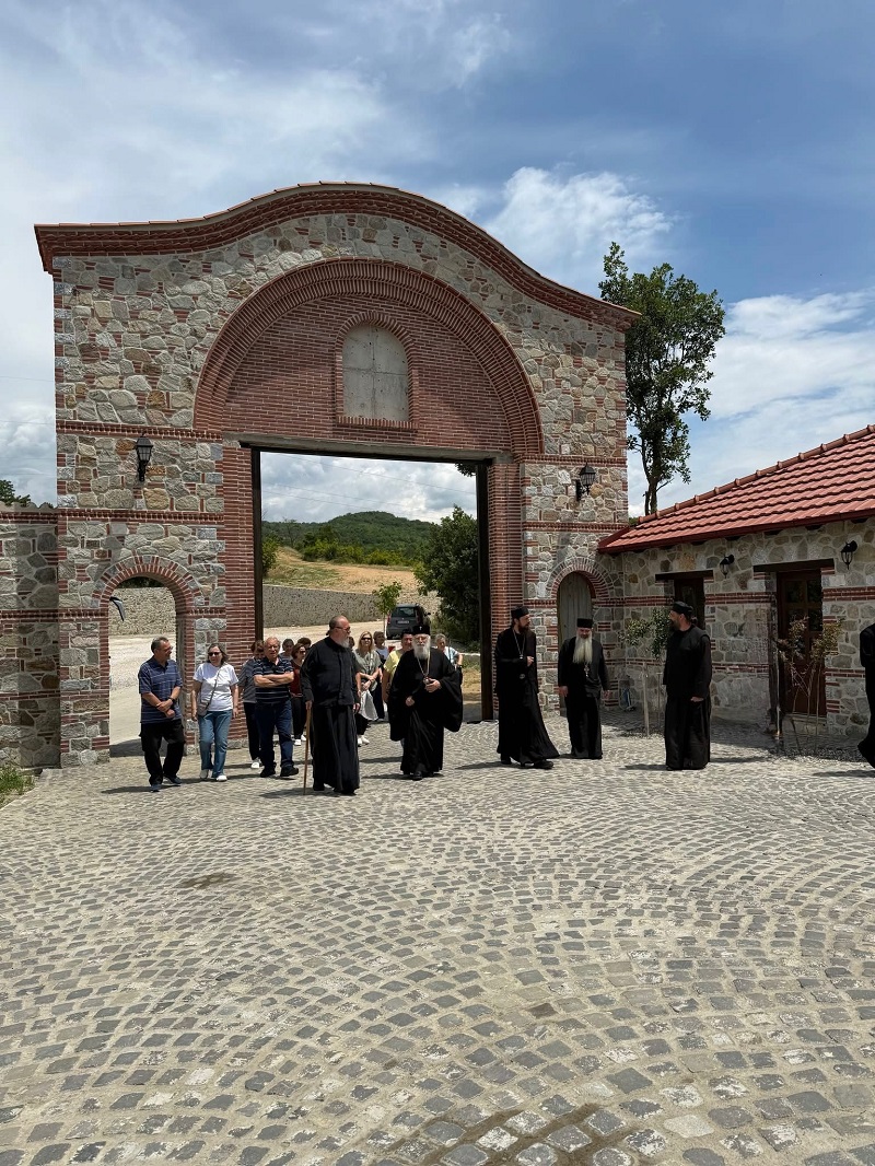 Гости од Кипар и митрополит на Ерусалимската патријаршија беа во манастирите на Срумичката епархија
