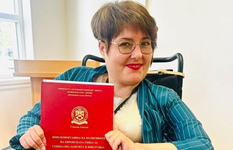 „Најубаво е кога те препознаваат по работата, трудот и знаењето, а не по дијагнозата“, вели Симона Јовеска, која магистрира по втор пат