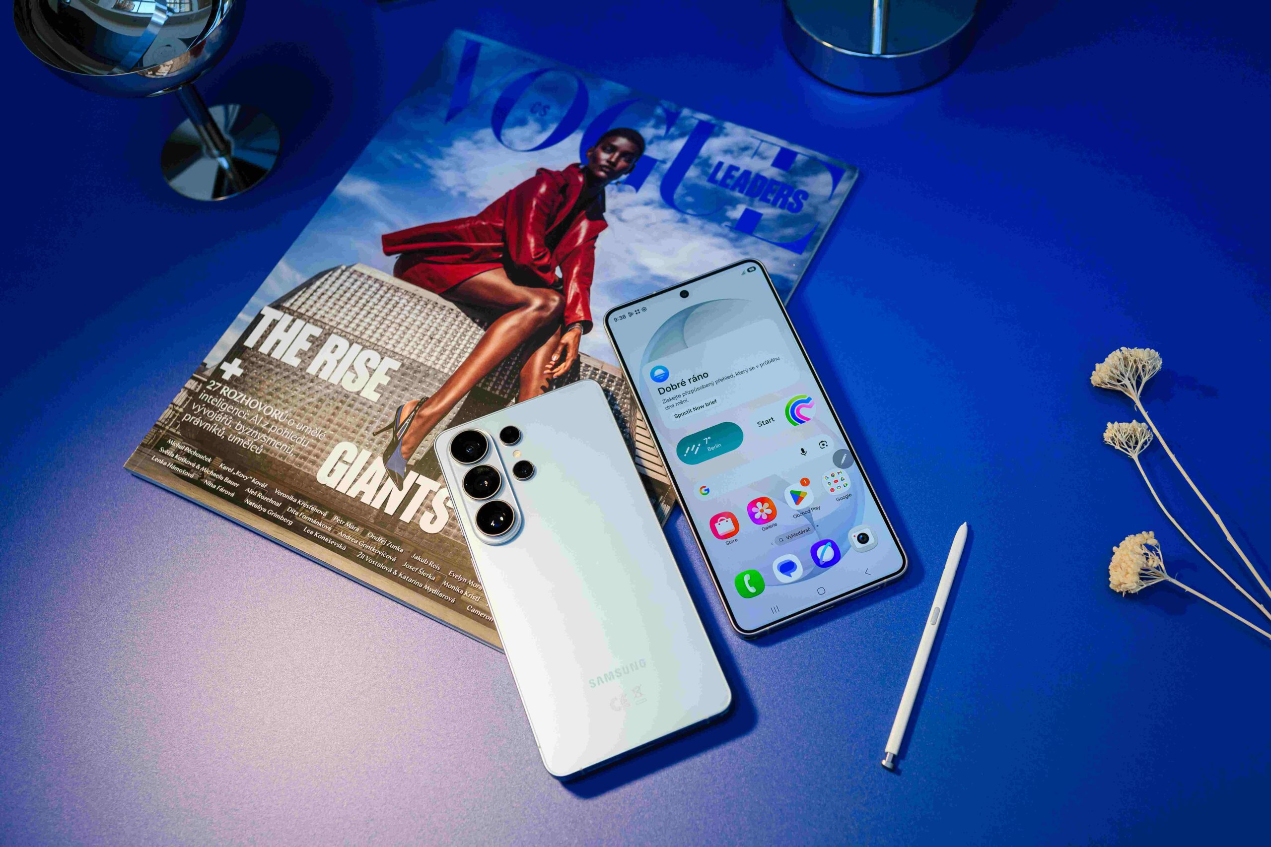 Додека ги чекате првите летни забави: Како новиот Galaxy S26 си игра со вашиот стил и со локациите додека уживате во сончевите зраци на терасата