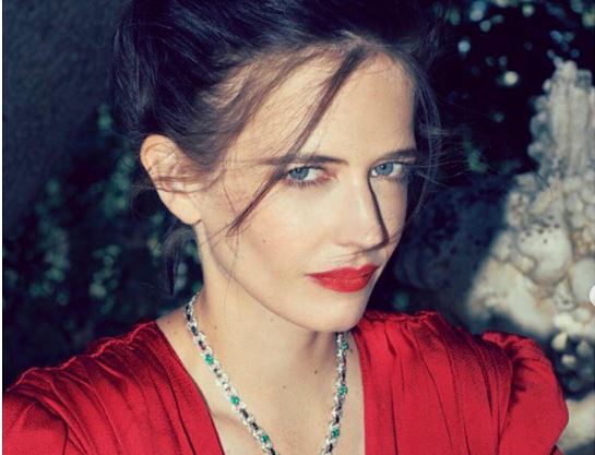 Итно префрлена во болница: Славната актерка се повреди на снимањето на хит-серијата на Нетфликс