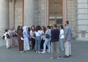 Шест месеци чекаат плата: Вработени од Клиниката за детски болести на протест