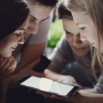Влијание од врсниците – како тинејџерите и родителите гледаат на притисокот