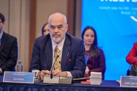Албанскиот премиер Рама не се откажува од луксузниот комплекс на зетот на Трамп и покрај протестите за заштита на природата
