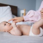 Како да облечете новороденче: чекор по чекор и практични совети