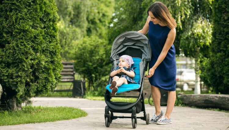 ВНИМАНИЕ РОДИТЕЛИ: Дури и најтенката ткаенина на количката може опасно да го прегрее бебето