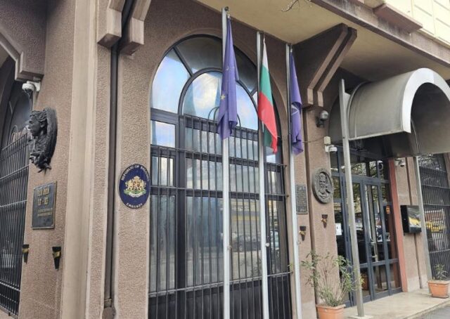 Опожарени две возила на Бугарската амбасада во центарот на Скопје