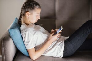 Летниот распуст почна – Како децата помалку да „висат“ на телефон?