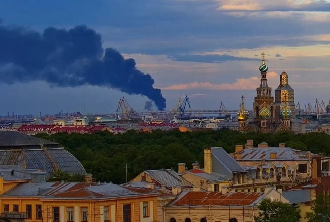 УКРАИНСКИ ДРОНОВИ ГО ПОГОДИЈА НАФТЕНИОТ ТЕРМИНАЛ ВО САНКТ ПЕТЕРБУРГ ПРЕД ПОЧЕТОКОТ НА „РУСКИОТ ДАВОС“