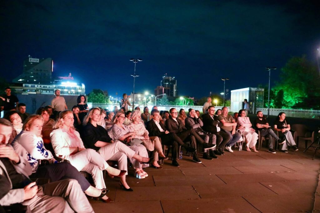 Театарската претстава „Лага“ од Театарот од Гилан на плоштадот „Скендербег“