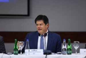 Уставните измени треба да се спроведат, се надевам на конструктивност од соседите, порача евроамбасадорот Рокас