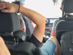 Вака се потпишуваат и автограми: Членовите на „Црвена Јабука“ воодушевија фан среде пат (ВИДЕО)