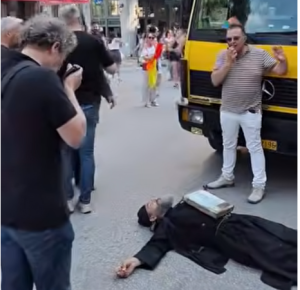 Монаси прекинаа парада на гордоста во Солун – легнал на улица пред возилата