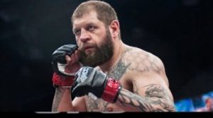 Александaр Емелјаненко пак е во болница поради проблеми со грбот