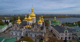 Четири лица се убиени и запален е манастир заштитен од УНЕСКО во голем руски напад врз Украина