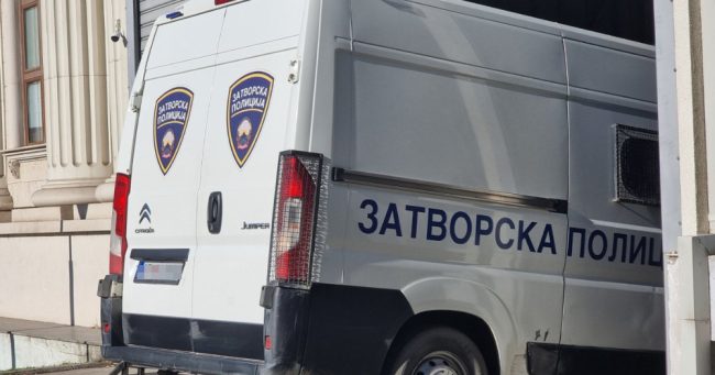 ПО 30 ДЕНА ПРИТВОР ЗА БОГОЕВ И ЗА УШТЕ ТРОЈЦА ОСОМНИЧЕНИ ЗА ЗЛОУПОТРЕБА ПРИ ЈАВНА НАБАВКА ЗА ЧИСТЕЊЕ НА ГРАНИЧНИТЕ ПРЕМИНИ И ЗА ПОТКУП ОД 1.800 ЕВРА