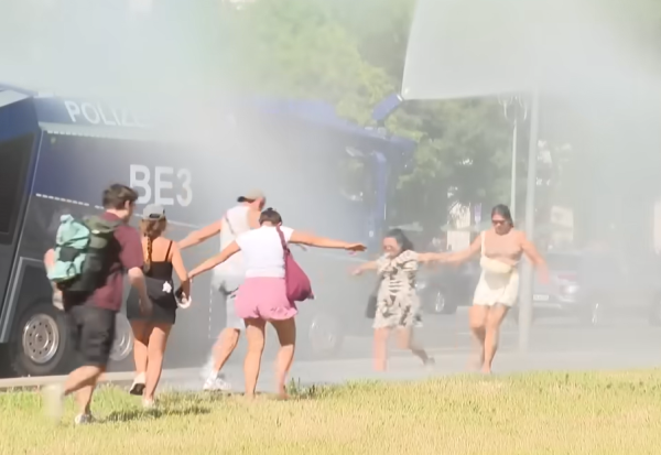 Видео: Берлинската полиција со водени топови ги разладува граѓаните и туристите