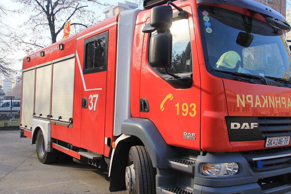 Пожар во Визбегово зафатил возило на скопските пожарникари, повреден еден пожарникар