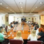 Премиерот најави притисок врз трговците за пониски цени