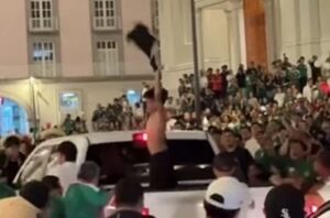 (ВИДЕО) Навивачка еуфорија – Момче стана хит на мрежите откако Мексико победи на Светското првенство, ја соблекол маицата и танцувал на плоштадот