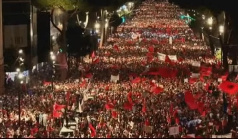 НАЈМАСОВЕН ПРОТЕСТ ПРОТИВ ЗВРНЕЦ: Во Тирана протестираа 250.000 демонстранти, меѓу кои и голем број Албанци од дијаспората