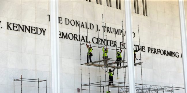 ИМЕТО НА ТРАМП СИМНАТО ОД ЦЕНТАРОТ „КЕНЕДИ“ ПО СУДСКАТА ОДЛУКА ДЕКА Е ДОДАДЕНО НЕЗАКОНСКИ