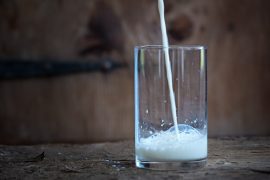 Сточарите бараат АХВ да каже кои млекарници ставаат „хемија“ во сирењето