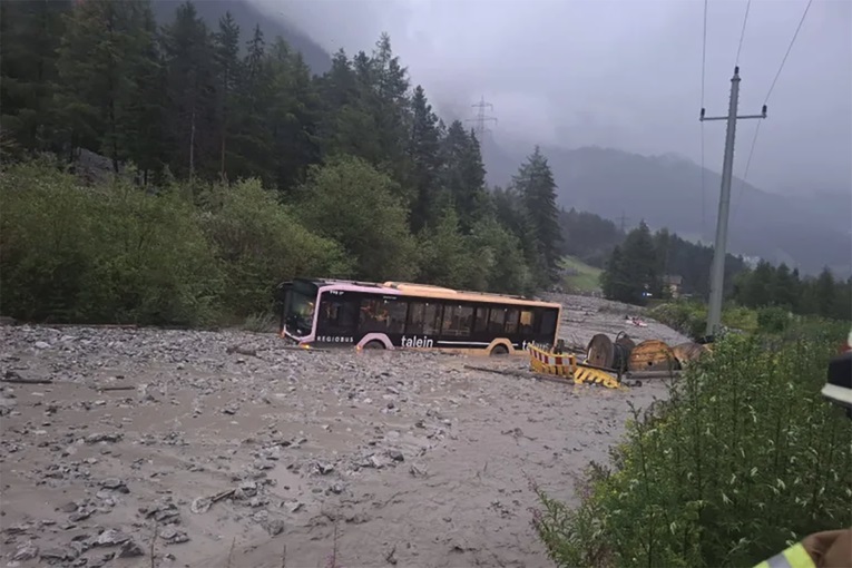 ВИДЕО Одрон однесе автобус од пат во Австрија, спасени возачот и тројца патници