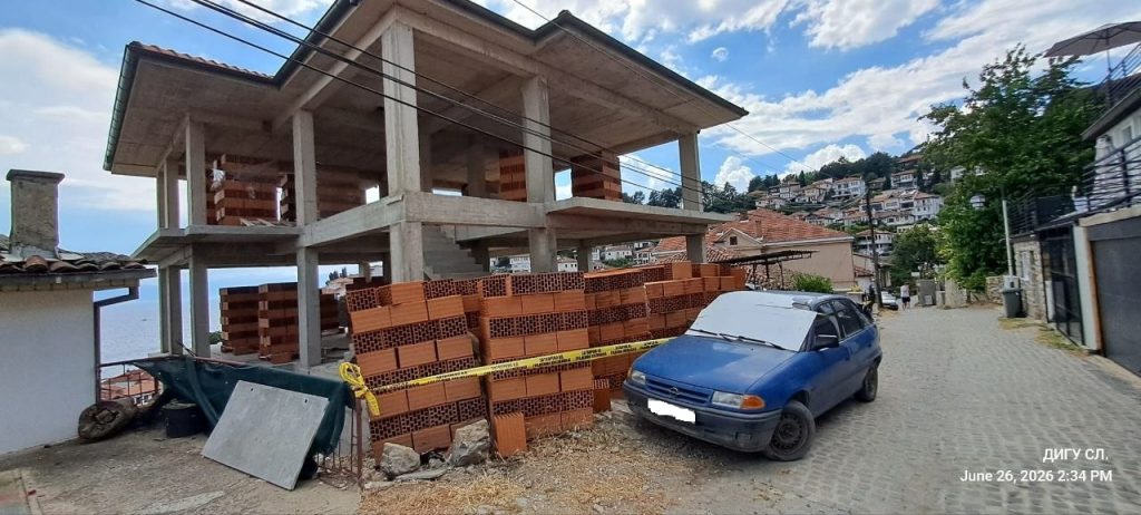 По вонредна инспекција, ќе се урива дивоградба во старото градско јадро во Охрид – информираат од Транспорт