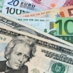 Еврото добива замав во глобалните финансии, но сè уште е далеку зад доларот