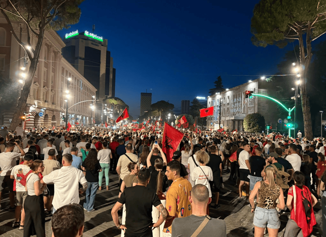 РАМА ТВРДИ – НЕ СУМ МАФИЈАШКИ КУМ, додека речиси 200 илјади протестираа во Тирана викендов, барајќи оставка од албанскиот премиер