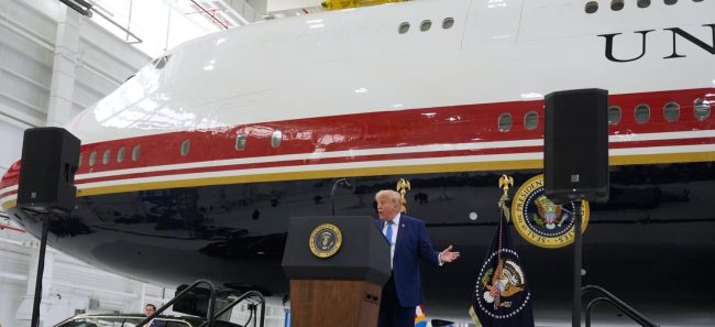 ТРАМП ГО ПРЕТСТАВИ НОВИОТ ПРЕТСЕДАТЕЛСКИ АВИОН ОД 400 МИЛИОНИ ДОЛАРИ ПОДАРЕН ОД КАТАР