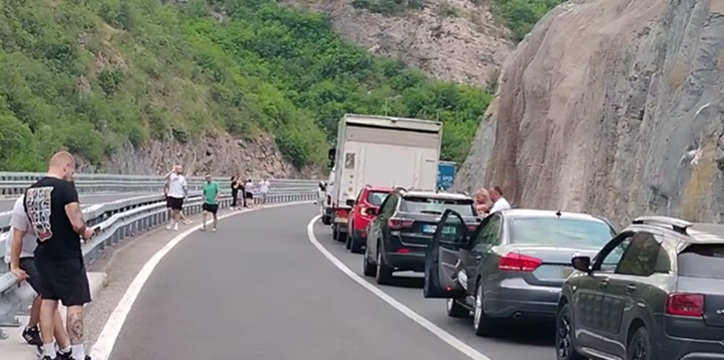 (ВИДЕО) Едно лице загина во тешка сообраќајна несреќа на патот Прилеп – Градско, кај Плетвар