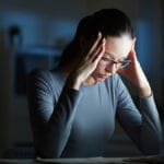 Како да препознаете дали имате високо ниво на кортизол: 10 знаци на стрес кои тивко го уништуваат телото