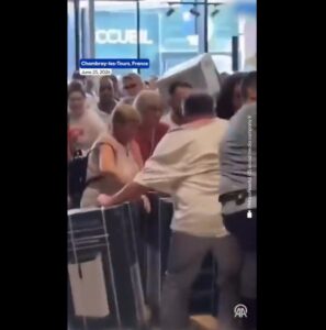 ВИДЕО: Во Франција луѓето буквално се тепаат за клими низ продавниците