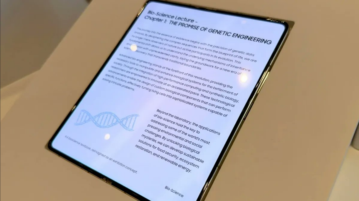 Samsung конечно има преклопeн екран без видлив набор