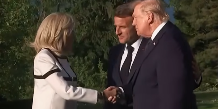 Г-7: „Маратонското“ ракување на Трамп со Брижит Макрон привлече внимание | ВИДЕО