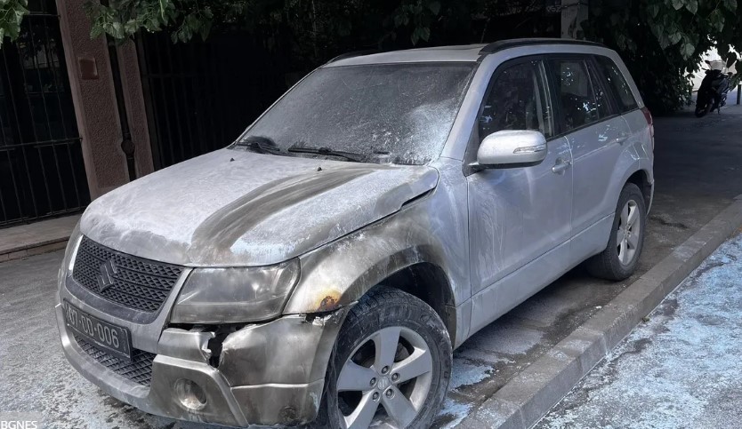 Запален автомобил на бугарската амбасада во Скопје