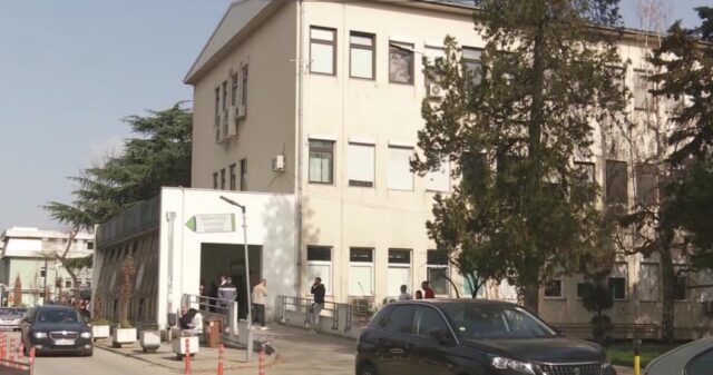 Бебе пронајдено само на клупа во Скопје
