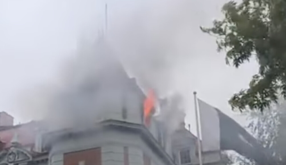 (Видео) Избувна пожар во пакистанската амбасада во Белград