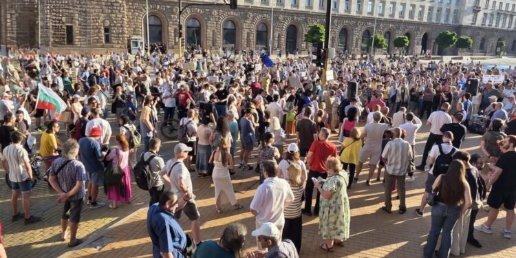 Во Софија протести против Радев