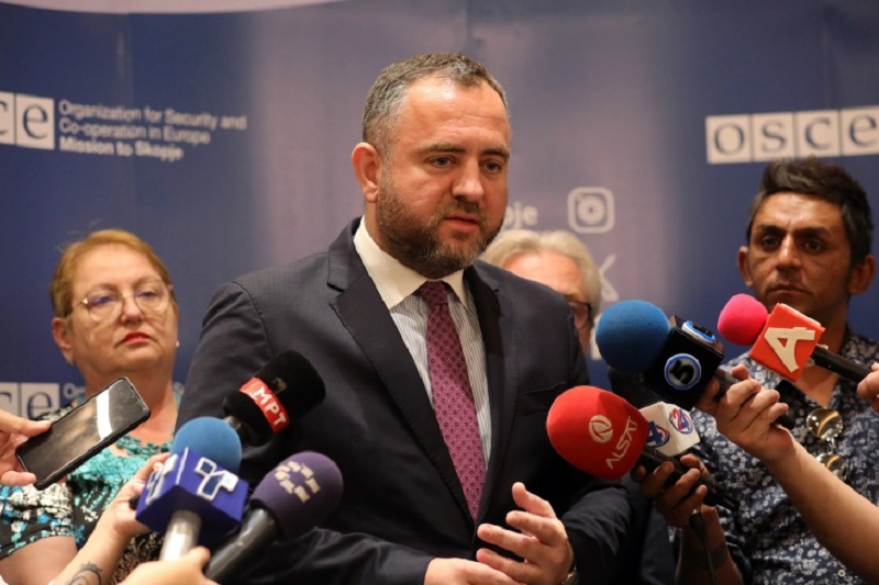 Тошковски: Нема толеранција за насилство врз имот на друга држава, случајот со возилата на бугарската амбасада итно се процесира