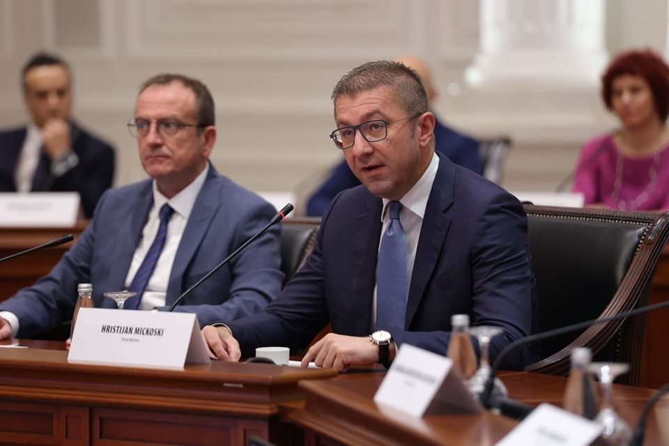 Вакви работи не се разговараат преку медиуми – вели Мицкоски по наводите за враќање на Таравари во владата