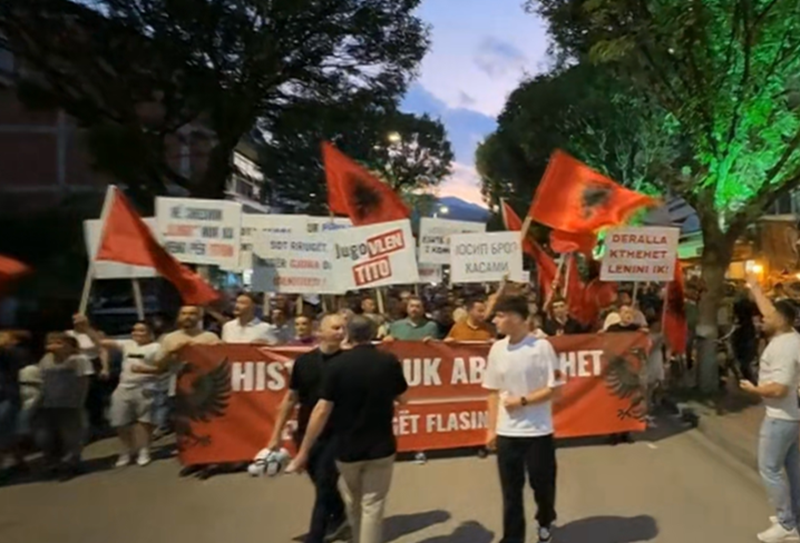 Приврзаници на ДУИ протестираа во Тетово против укинувањето на одлуката за преименување на улици од 2007 г.