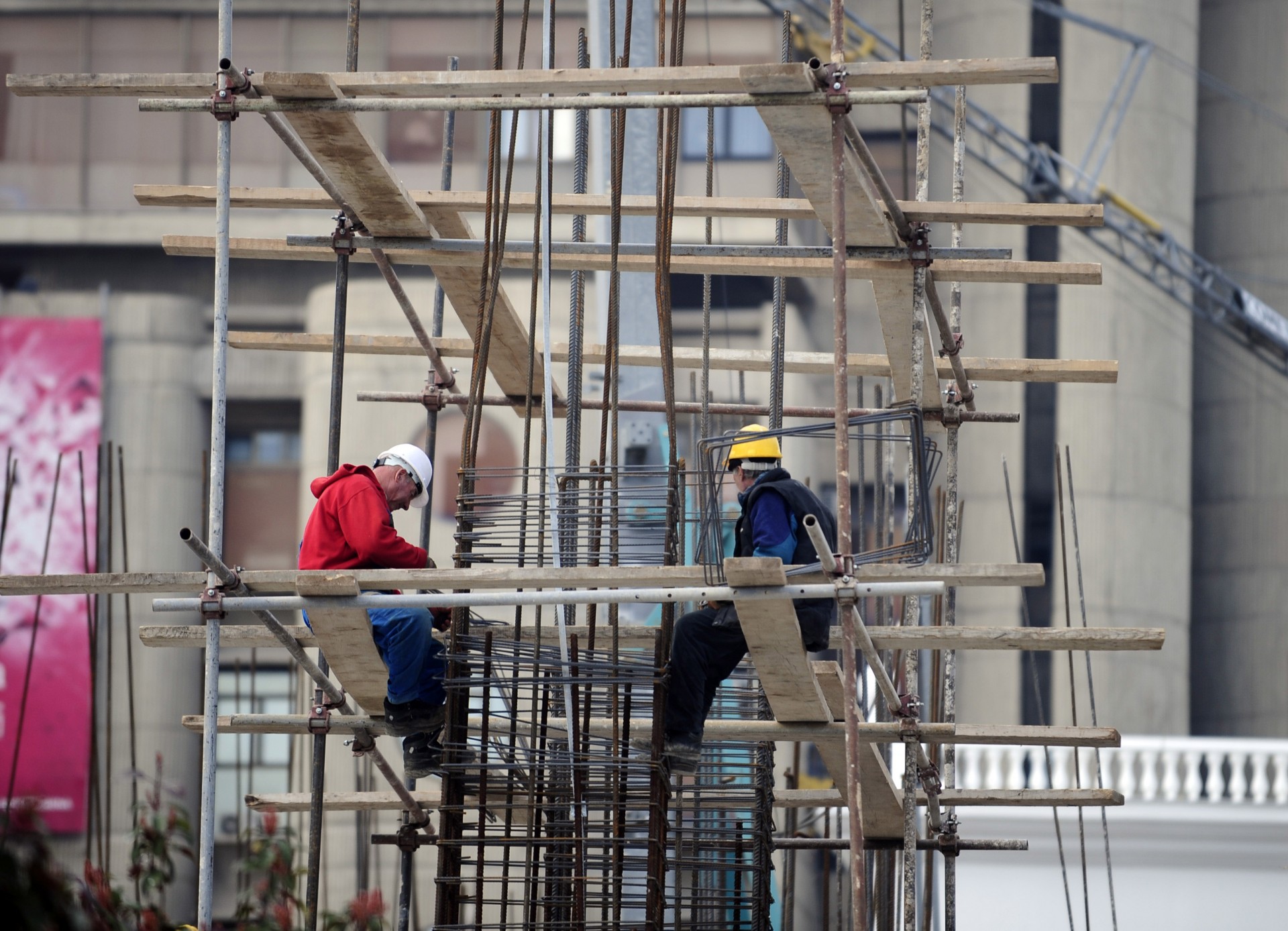 Април донесе пад во градежништвото, одобренијата за градење намалени за 38 проценти