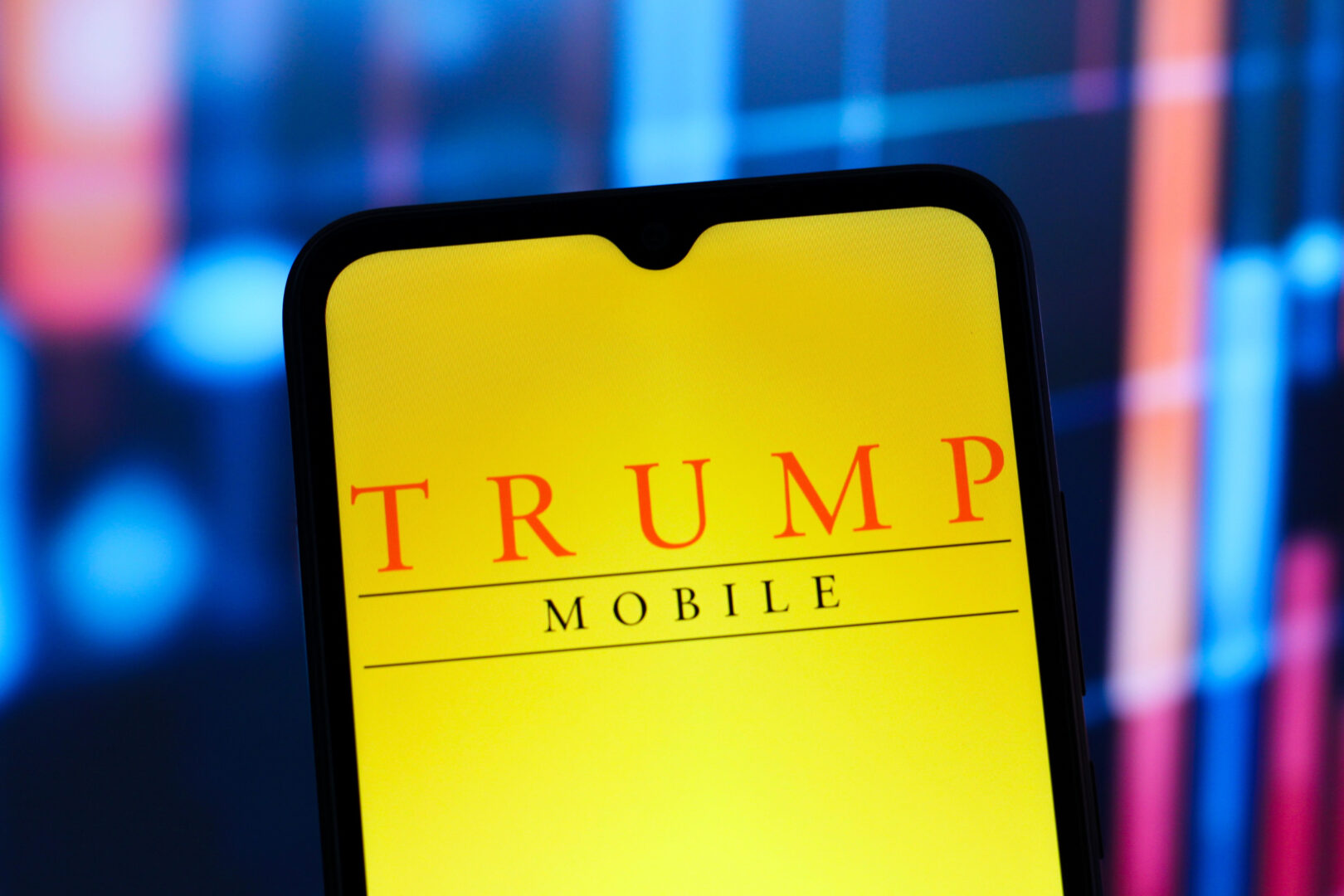 (ВИДЕО) Сите му се смеат, а внатре шок: Отворен е „Trump Phone“, еве што има во кутијата