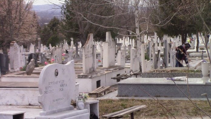Приведен 24-годишниот скопјанец кој сквернавел гробови во Бутел
