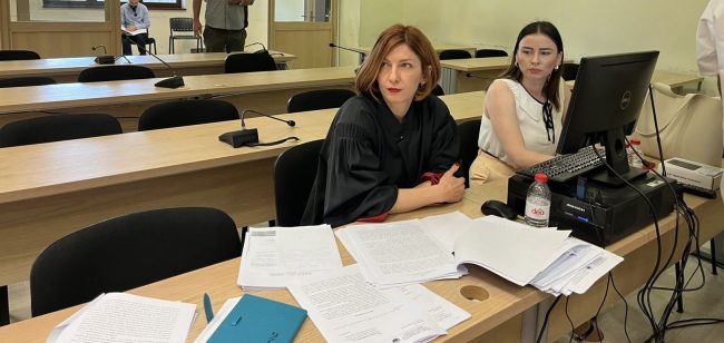 СИНОТ ЃОКО, СУДИЈАТА, ГО КОРИСТИ ОВОЈ ПРОСТОР, ИМ ВЕЛИ ТАТКО МУ НА ИСТРАЖИТЕЛИТЕ ПРИ ОТКРИВАЊЕТО 350.000 ЕВРА СОКРИЕНИ ВО ЅИД, ПОКАЖА СНИМКАТА НА СУДЕЊЕТО НА РИСТОВ