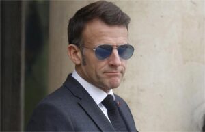Макрон: Русија се соочува со пораз