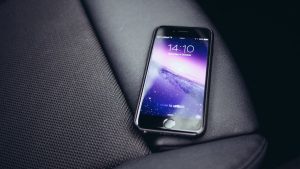 Телефон оставен во возило на сонце може да предизвика пожар