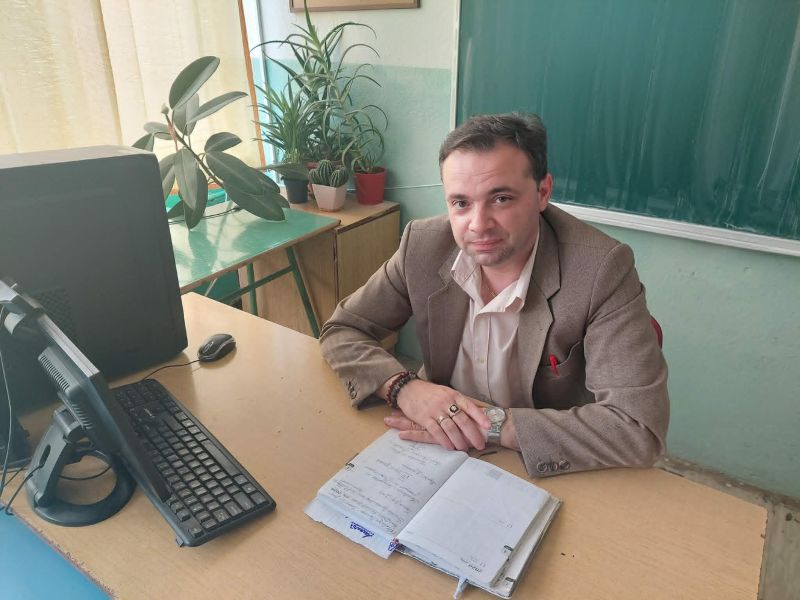 „Телефонот им е света икона“, професорот Александар Адамовски предупредува на падот на културното однесување кај учениците